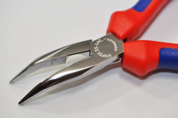 Cleste profesional cu varf lung indoit si suprafata taietoare Knipex 25 25 160, 160 mm [2]