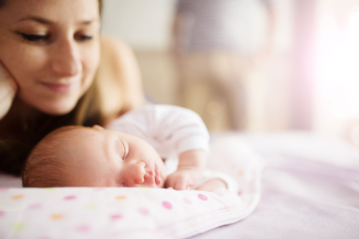 mama care vegheaza somnul bebelusului