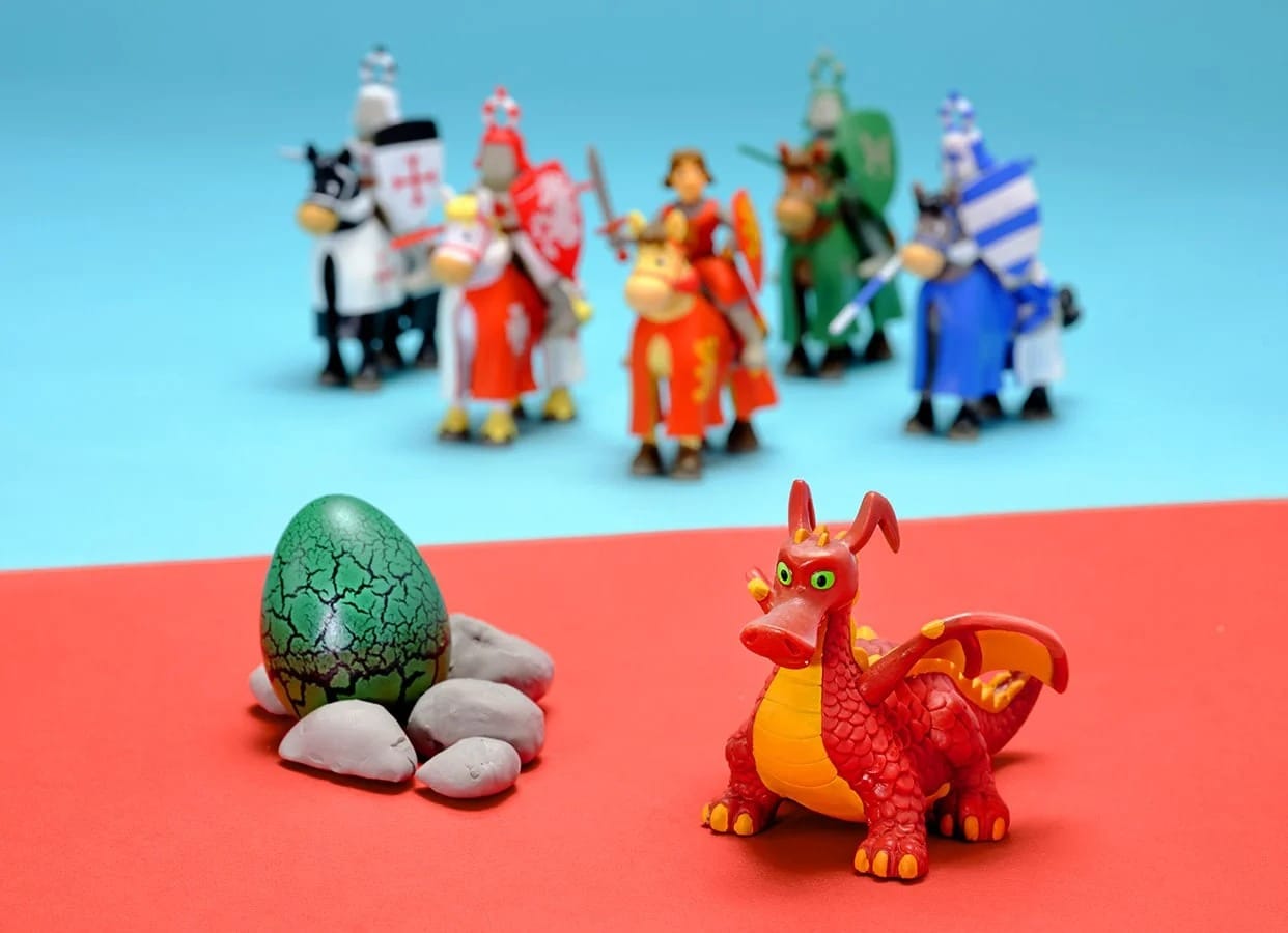 Colectia completa Castelul Medieval 20 de reviste impreuna cu 18 piese pentru construcția castelului; 12 figurine cu diverse personaje, 4 cai, o catapultă, un dragon, o costumație de cavaler (pelerin [3]