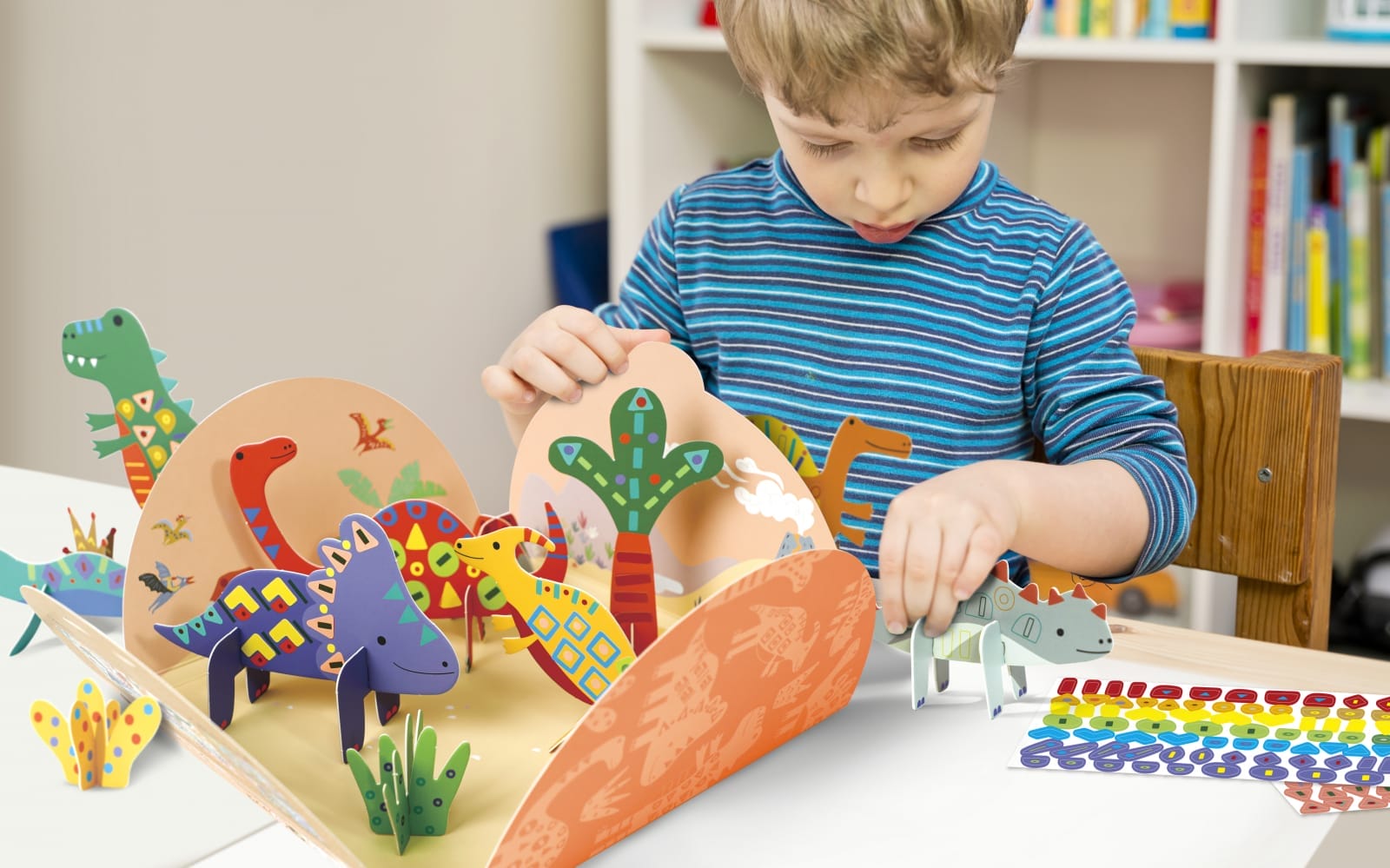 Joc creativ Stick N Play cu scene 3D si stickere repozitionabile - Lumea Dinozaurilor, + 3 ani [2]