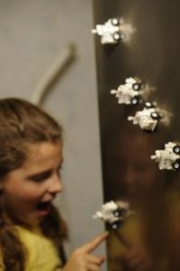 Masinuta antigravitationala Zero-gravity Fridge Rover, KidzLabs [5]