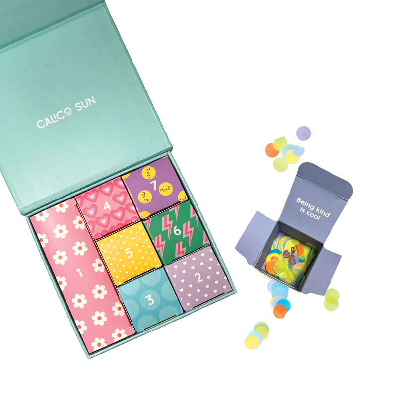 Set cadou bratara si charmuri - Calendar pentru sarbatorit evenimente - Cool To Be Kind [5]