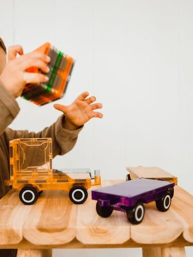 Set magnetic Magblox - 2 sasiuri magnetice accesorii pentru constructie cu roti de lemn - mov si galben [3]