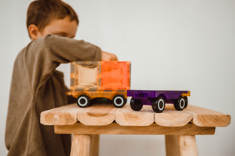 Set magnetic Magblox - 2 sasiuri magnetice accesorii pentru constructie cu roti de lemn - mov si galben [8]