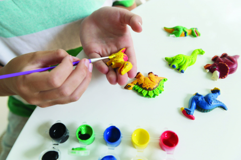 Atelier creativ Modeleaza si picteaza - Dinozaur care straluceste in intuneric [5]