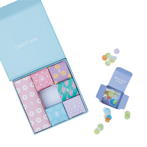 Set cadou bratara si charmuri - Calendar pentru sarbatorit evenimente - Cool To Be Kind [1]