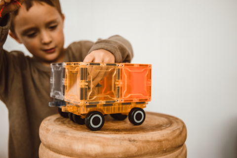 Set magnetic Magblox - 2 sasiuri magnetice accesorii pentru constructie cu roti de lemn - mov si galben [9]