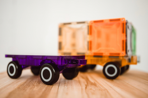 Set magnetic Magblox - 2 sasiuri magnetice accesorii pentru constructie cu roti de lemn - mov si galben [8]