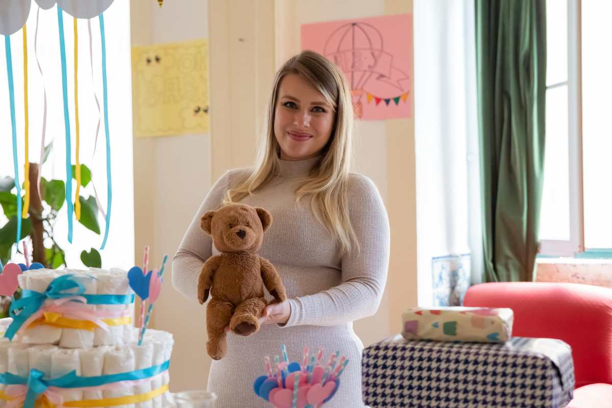Cadou pentru botez si baby shower - traditii si idei moderne_Mama primind cadouri pentru bebelusi de baby shower, deserturi, jucarii, accesorii si decoratiuni