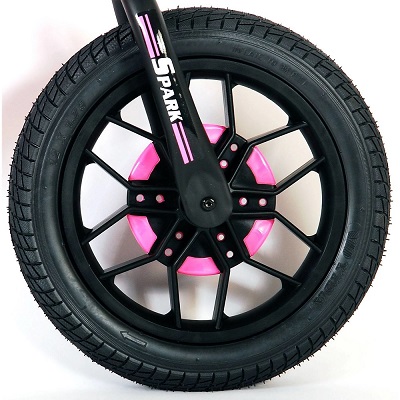 Balance bike Qplay Spark Roz - esign-ul produsului este unul ergonomic, dedicat obtinerii unui confort garantat astfel incat restul obiectivelor sa fie usor de obtinut. Inaltimea seii se poate ajusta la 4 inaltimi diferite.