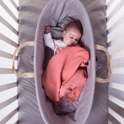 Cos bebe Childhome Moise din coji de porumb cu saltea, Husa Jerse Gri - designul minunat se potriveste in orice camera