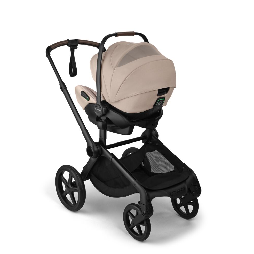 Scoica auto Bugaboo Otter Mineral Washed Black poate fi pus pe carucior pentru transport usor fara a trezi bebelusul