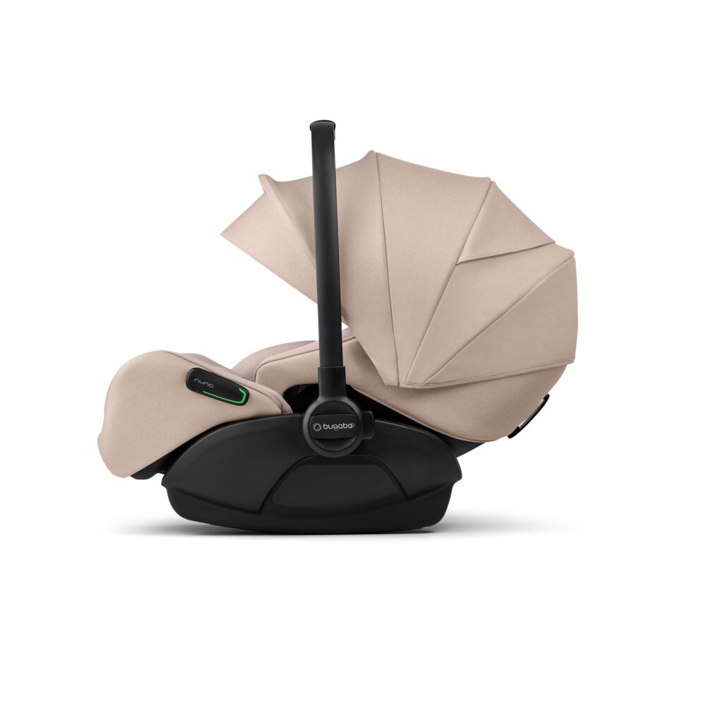 Scoica auto Bugaboo Otter Mineral Washed Black cu maner ce face usor transportul si viata de zi cu zi