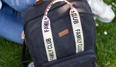 Rucsac de infasat Childhome Family Club Signature Negru - Descoperiti seria Childhome Family Club: cel mai nou membru al colectiei Signature! Multifunctional si la moda, rucsacul de infasat Childhome ofera tot spatiul de depozitare necesar si accesoriile de care are nevoie o familie moderna.