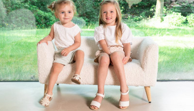 Canapea pentru copii Childhome Teddy Alb - este suficient de spatioasa pentru 2 copii. Designul sau elegant se potriveste in orice incapere. 