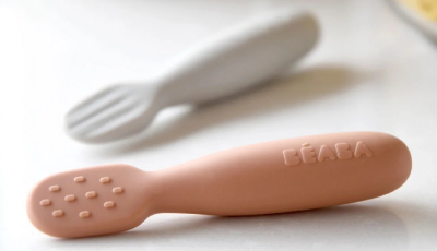 Set 2 linguri silicon Beaba Terracotta/Velvet Grey, cu forma si dimensiuni proiectate ergonomic.