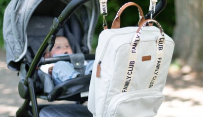 Rucsac de infasat Childhome Family Club Signature Alb - Descoperiti seria Childhome Family Club: cel mai nou membru al colectiei Signature! Multifunctional si la moda, rucsacul de infasat Childhome ofera tot spatiul de depozitare necesar si accesoriile de care are nevoie o familie moderna.