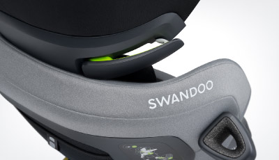 Scaun auto Swandoo Charlie i-Size Sesame Grey - Sistem intuitiv de ghidare a centurii de siguranta