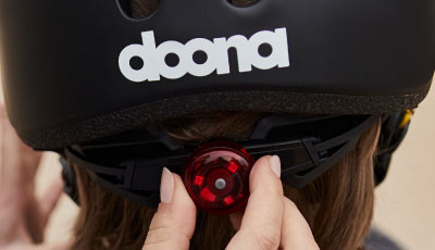 Casca de protectie Doona Liki Trike - Ajustare personalizata si lumina LED