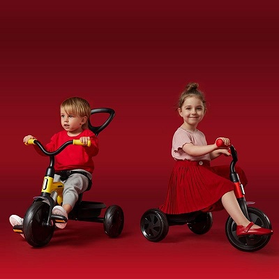 Tricicleta Qplay Ant Plus Roz - Aceasta tricicleta este destinata copiilor cu varste incepand de la 2 ani si este echipata cu tija auxiliara pentru parinte si centura de siguranta in 3 puncte.
