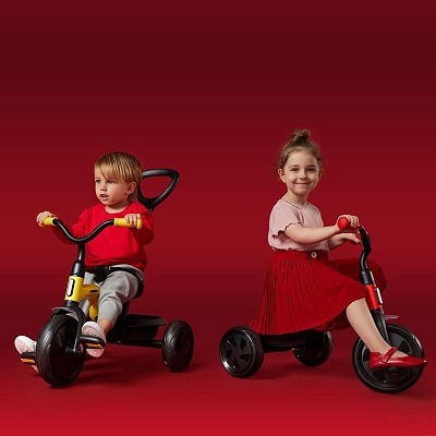 Tricicleta Qplay Ant Plus Rosu - Aceasta tricicleta este destinata copiilor cu varste incepand de la 2 ani si este echipata cu tija auxiliara pentru parinte si centura de siguranta in 3 puncte.