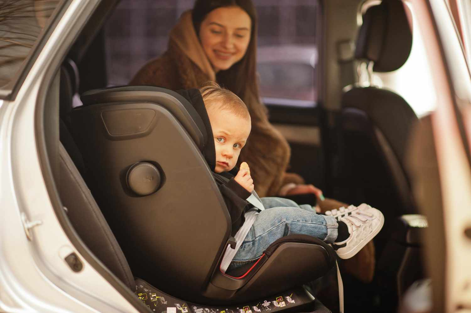 Cum aleg cel mai bun scaun auto pentru bebelusi si copii mai mari: Ghid de cumpărare pentru scoică, scaun rotativ și legislația pe care trebuie sa o stii