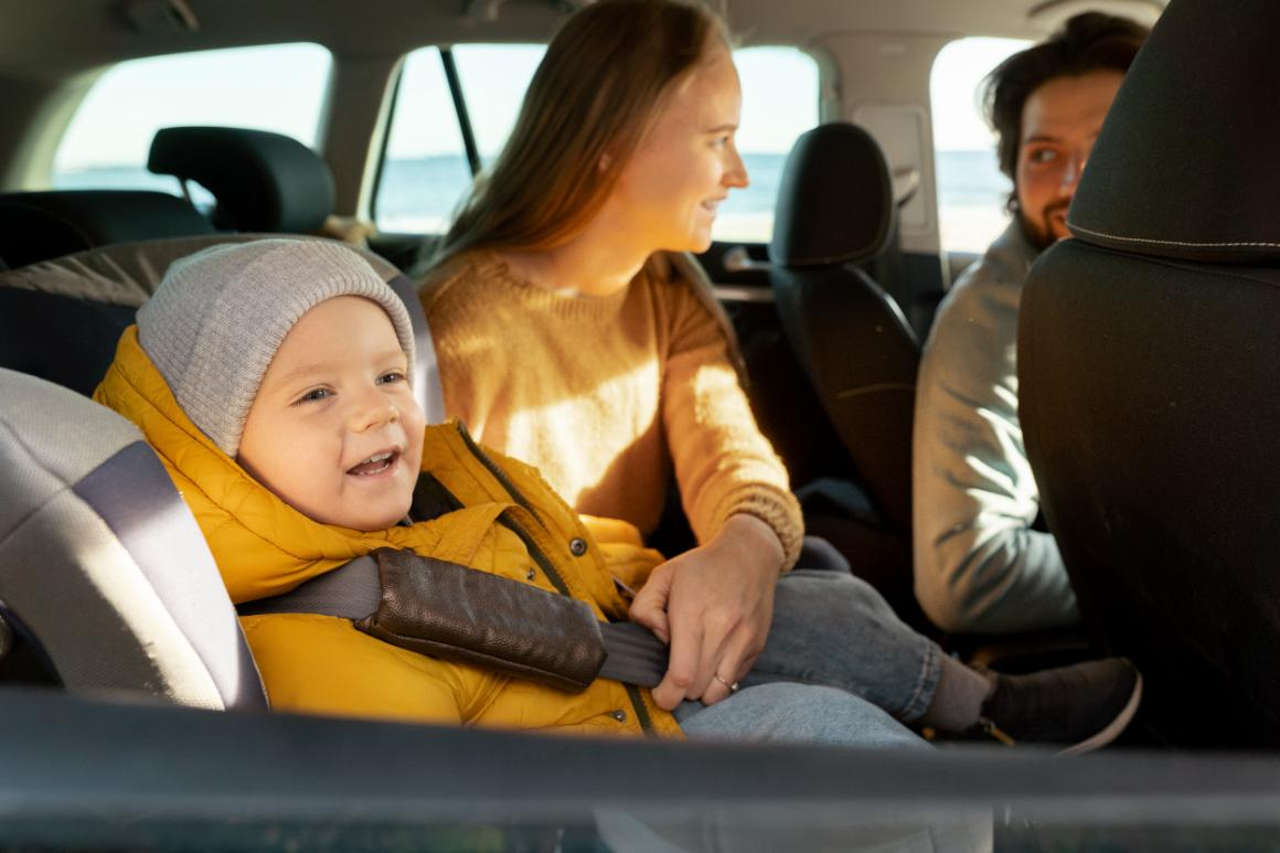 Avantajele scaunelor auto rotative 360 + 4 produse recomandate în 2026 pentru familii moderne