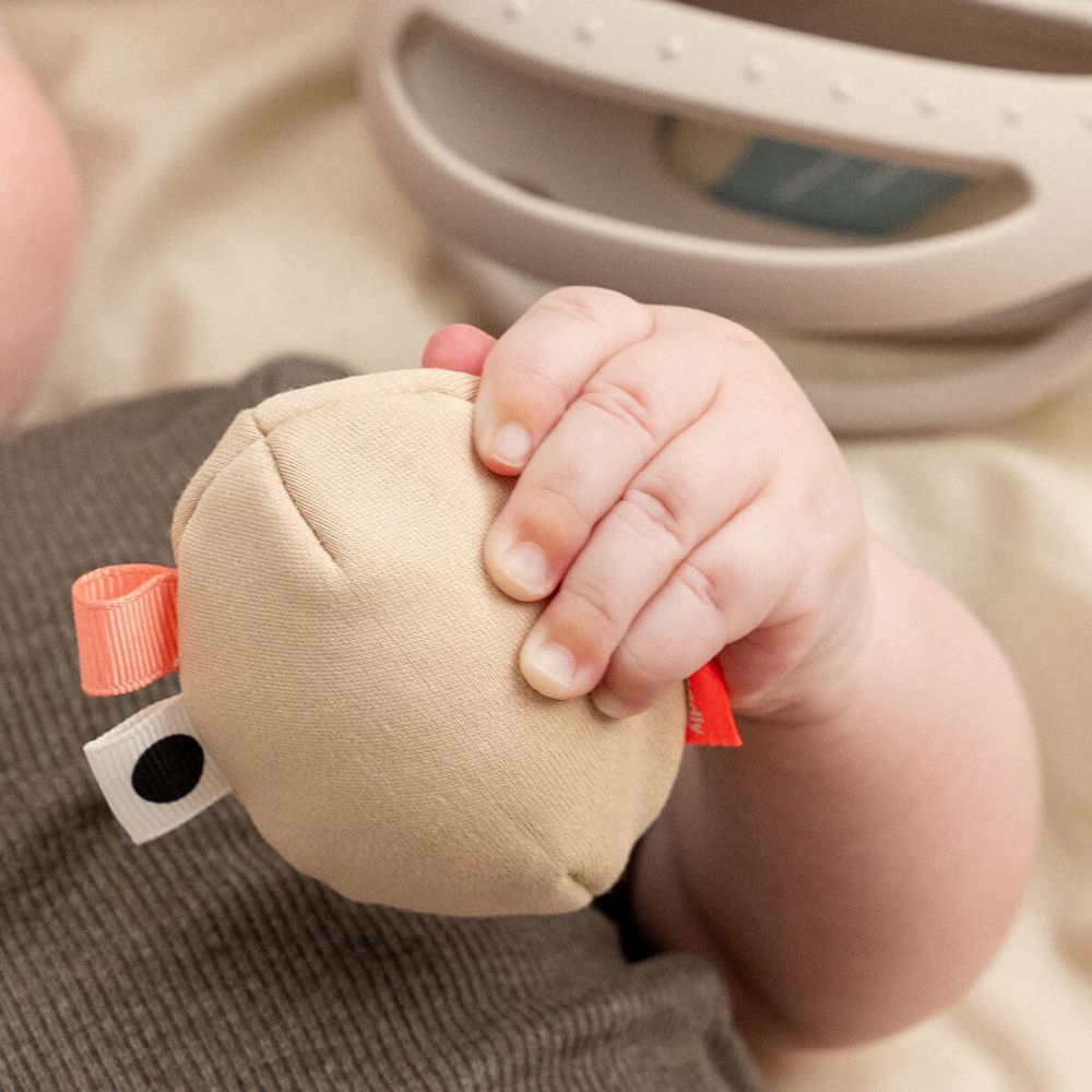 Jucarie zornaitoare Done by Deer pentru prindere si dentitie Clucky Sand [5]