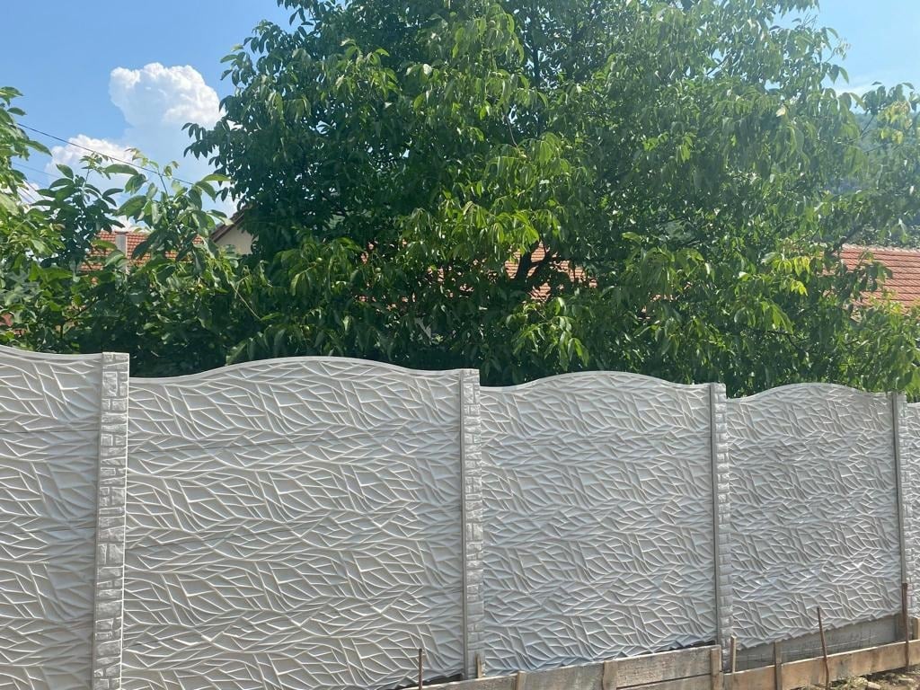 Cum sa construiesti un gard pe o suprafata inclinata