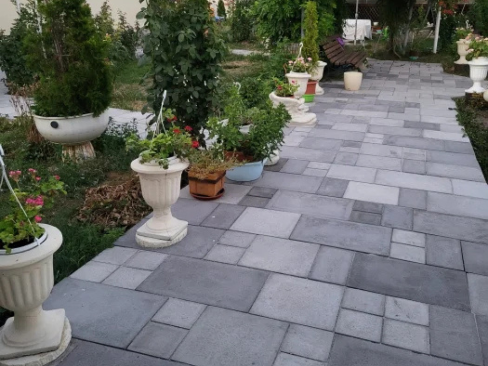 Cum îți faci singur pavelele pentru curte fără costuri mari, ultilizând matrițe pentru pavele