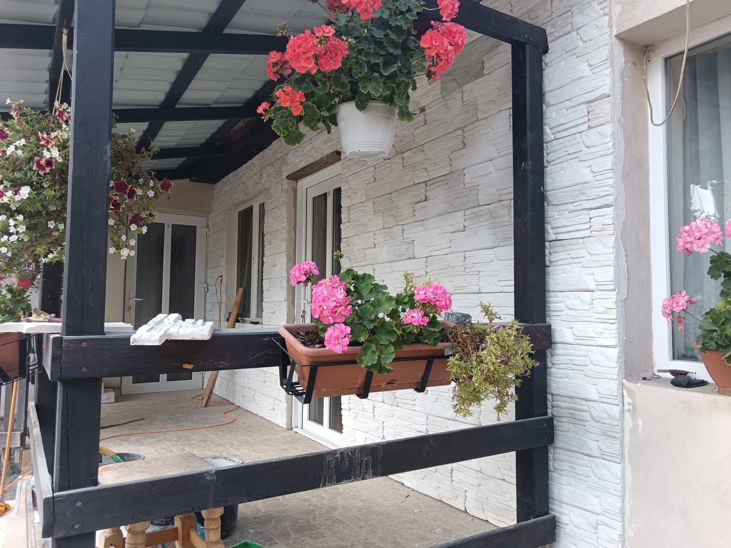 Tendințe în design interior: piatră decorativă realizată cu matrițe