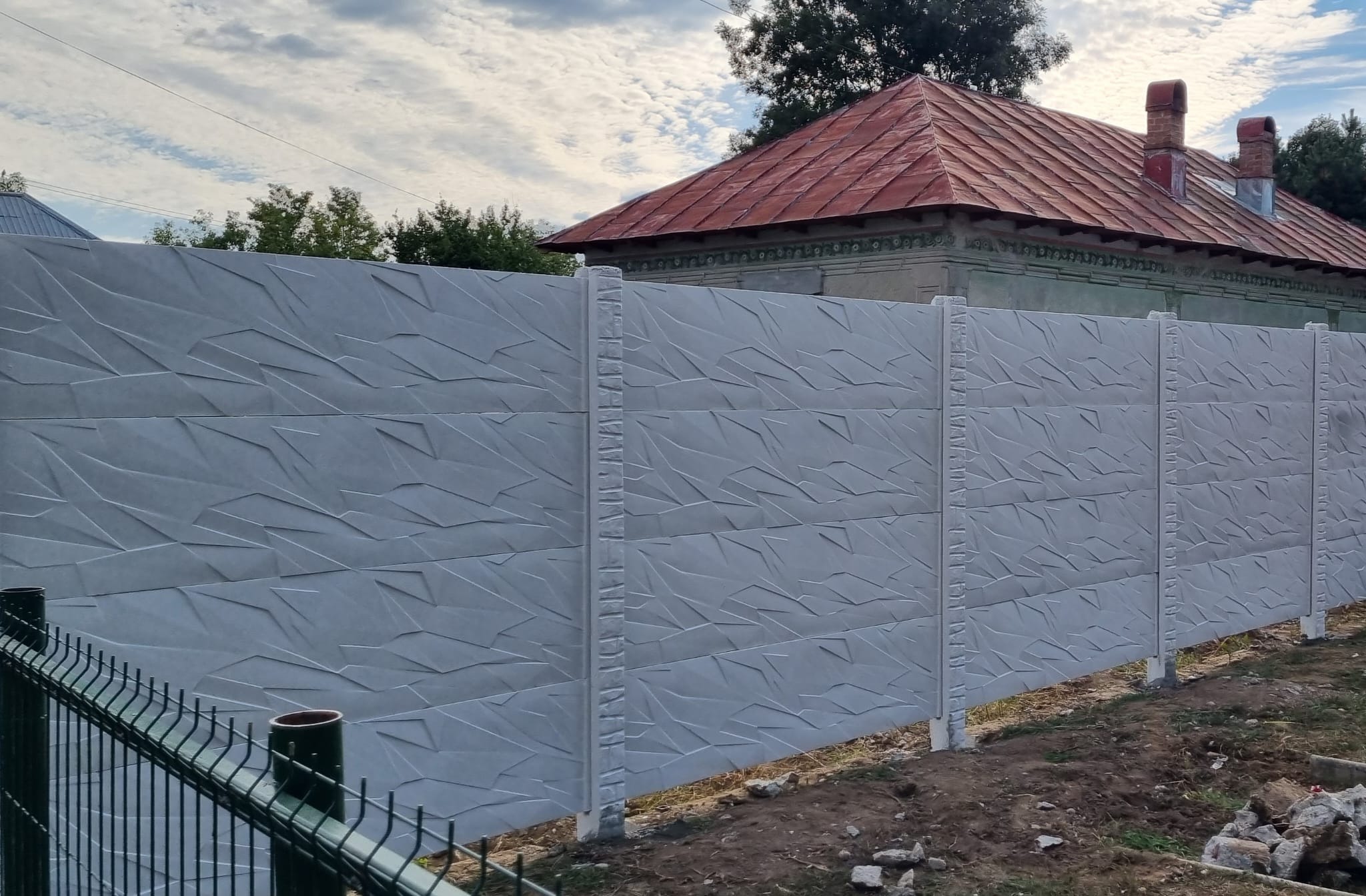 Intretinerea gardului din beton pe timp de vara: Sfaturi utile si metode eficiente